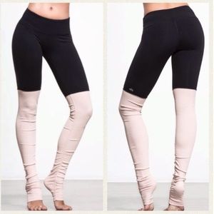 ALO Yoga Pants - Alo Yoga Goddess Leggings - Black/Blush - XS ALO Yoga Pants - Alo Yoga Goddess Leggings - Black/Blush - XS